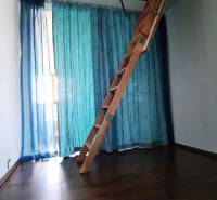 5-izb. dvojpodlažný rodinný dom, Rovinka - Svetlá miestnosť s dreveným schodiskom vedúcim na podkrovie v rodinnom dome.