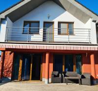 5-izb. dvojpodlažný rodinný dom, Rovinka - Rodinný dom v Rovinke s terasou, dvomi poschodiami a psom na drevenej podlahe.