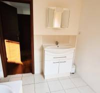 5-izb. dvojpodlažný rodinný dom, Rovinka - Kúpeľňa v rodinnom dome s bielou umývadlovou skriňou a obkladmi.