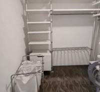 5-izb. dvojpodlažný rodinný dom, Rovinka - Šatník v rodinnom dome s poličkami a košom na bielizeň.