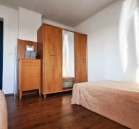 5-izb. dvojpodlažný rodinný dom, Rovinka - Izba v Rodinnom dome so vstavanou skriňou, drevenou podlahou a posteľami.