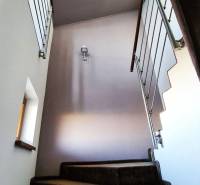 5-izb. dvojpodlažný rodinný dom, Rovinka - Schodisko v rodinnom dome so zábradlím, svetlý priestor, malé okno.