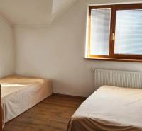 5-izb. dvojpodlažný rodinný dom, Rovinka - Miestnosť v rodinnom dome s dvoma posteľami a veľkým oknom.