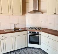 5-izb. dvojpodlažný rodinný dom, Rovinka - Kuchyňa v rodinnom dome s rohovou linkou, plynovým sporákom a digestorom.