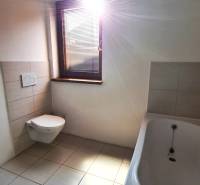 5-izb. dvojpodlažný rodinný dom, Rovinka - Kúpeľňa v rodinnom dome s vaňou, toaletou a oknom prepúšťajúcim slnečné lúče.