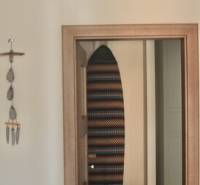 Veľký 2-izb. byt v tehlovom dome, Ružová dolina, Ružinov časť Nivy - Dvere s dekoratívnymi prvkami v 2-izbovom byte.