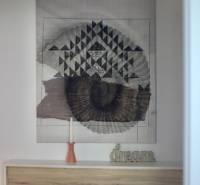 Veľký 2-izb. byt v tehlovom dome, Ružová dolina, Ružinov časť Nivy - Interiér 2-izbového bytu s dekoratívnym obrazom nad komodou a sviečkou.