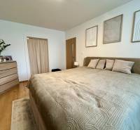 Na predaj: Priestranný rodinný dom v tichej lokalite obce Červeník - Spálňa s veľkou posteľou, komodou a dekoráciami v rodinnom dome.