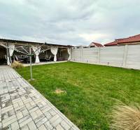 Na predaj: Priestranný rodinný dom v tichej lokalite obce Červeník - Záhrada rodinného domu v Červeníku s terasou a sušiakom na trávniku.