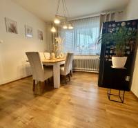 Na predaj: Priestranný rodinný dom v tichej lokalite obce Červeník - Jedáleň v rodinnom dome s podlahou s dreveným dekorom a stolom so štyrmi stoličkami.