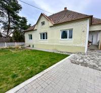 Na predaj: Priestranný rodinný dom v tichej lokalite obce Červeník - Rodinný dom v Červeníku so záhradou a dláždeným chodníkom.