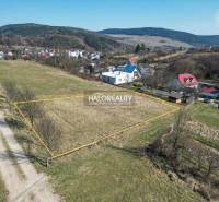 Predaj, krásny pozemok pre rodinný dom 1068 m2 Papra... - Pozemky - bývanie v Papradne obklopené krajinou, viditeľné rodinné domy a cesta.