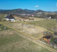 Predaj, krásny pozemok pre rodinný dom 1068 m2 Papra... - Pozemky na bývanie v Papradne obklopené malebnou krajinou a kopcami.