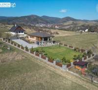 Predaj, krásny pozemok pre rodinný dom 1068 m2 Papra... - Pozemky - bývanie v Papradne s domom, záhradou a výhľadom na okolité hory.