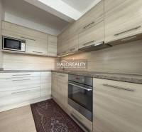 Predaj, rodinný dom Oslany - EXKLUZÍVNE HALO REALITY - Kuchyňa v rodinnom dome s linkou a podlahou s dreveným dekorom.