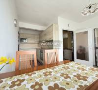 Predaj, rodinný dom Oslany - EXKLUZÍVNE HALO REALITY - Jasná kuchyňa v rodinnom dome s dreveným nábytkom a dekoratívnym stolným obrusom.