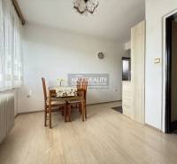 Predaj, rodinný dom Oslany - EXKLUZÍVNE HALO REALITY - Jedáleň s podlahou s dreveným dekorom, stolom a stoličkami v rodinnom dome.