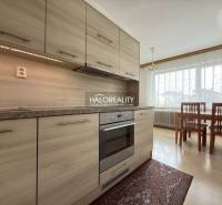 Predaj, rodinný dom Oslany - EXKLUZÍVNE HALO REALITY - Kuchyňa v rodinnom dome s podlahou s dreveným dekorom a jedálenským stolom.