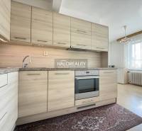 Predaj, rodinný dom Oslany - EXKLUZÍVNE HALO REALITY - Kuchyňa v rodinnom dome s podlahou s dreveným dekorom a modernou linkou.