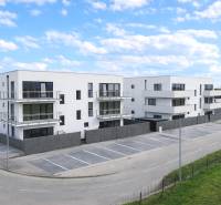 3 izboy BYT S VLASTNÝM TEP. ČERPADLOM + KLIMATIZÁCIA A ŽALÚZIE v cene - Novostavba s parkoviskom na Dúhovej ulici v Slovenskom Grobe, 3-izbový byt.