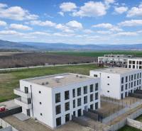 3 izboy BYT S VLASTNÝM TEP. ČERPADLOM + KLIMATIZÁCIA A ŽALÚZIE v cene - Pohľad na nové budovy, výhľad na polia a hory z Dúhovej ulice v Slovenskom Grobe.