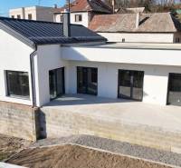 Novostavba bungalovu v Lukavici len 10 minút od BB aj ZV - Rodinný dom v obci Lukavica, na ulici Lukavická, s modernou fasádou a terasou.