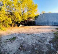 Prenájom oploteného pozemku – Nitra, Mlynárce – 390 m² - Komerčné pozemky v Nitre s plechovou halou a oplotením v zalesnenom prostredí.