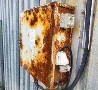 Prenájom oploteného pozemku – Nitra, Mlynárce – 390 m² - Hrdzavá kovová skrinka s elektroinštaláciou na fasáde v Nitre. Pozemky - komerčné.