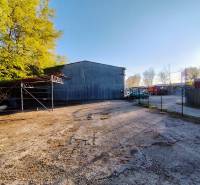Prenájom oploteného pozemku – Nitra, Mlynárce – 390 m² - Priemyselný objekt s parkoviskom obklopený stromami v Nitre, vhodný pre komerčné využitie.
