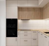 Na predaj: CENTRUM 3 izb.byt + BALKON + KLIMA + PIVNICA - Kuchyňa s bielymi skrinkami a tmavým spotrebičom v 3-izbovom byte.