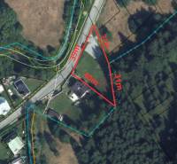 Stavebný pozemok v obci Makov, 864 m² + projekt rodinného domu - Mapa pozemku na bývanie v Makove obklopená zeleňou a cestami.