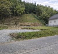 Stavebný pozemok v obci Makov, 864 m² + projekt rodinného domu - Svahovitý pozemok v obci Makov s príjazdovou cestou a okolitým lesným porastom. Pozemky - bývanie.