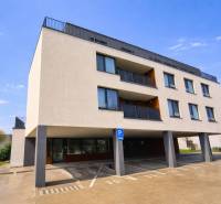 EXKLUZÍVNY 3-IZBOVÝ BYT V SÚKROMNOM KOMPLEXE |2x PARKING | NA PIESKU,  - Exteriér budovy s parkoviskom na ulici Na piesku, Bratislava - Ružinov.