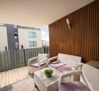 EXKLUZÍVNY 3-IZBOVÝ BYT V SÚKROMNOM KOMPLEXE |2x PARKING | NA PIESKU,  - Balkón v 3-izbovom byte na ulici Na piesku, Bratislava - Ružinov, s moderným sedením.