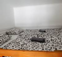 Predaj - štýlový 1,5i byt  v srdci Starého Mesta - Marianska, BA - Dvojitá posteľ s dekoratívnou posteľnou bielizňou a bielymi stenami.