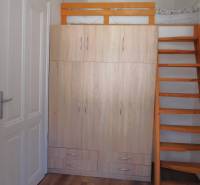 Predaj - štýlový 1,5i byt  v srdci Starého Mesta - Marianska, BA - V 2-izbovom byte je šatníková skriňa s posteľou a drevenými schodmi.