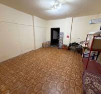 Rodinný dom Horné Lefantovce - Miestnosť v rodinnom dome s policami, krabicami a podlahou s dreveným dekorom.