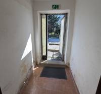 Rodinný dom Horné Lefantovce - Chodba so staršími stenami a podlahou s dreveným dekorom v Rodinnom dome.