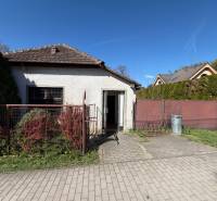 Rodinný dom Horné Lefantovce - Rodinný dom na Farskej ulici v Horných Lefantovciach, malý dvor, predzáhradka, kovový plot.