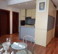 3 izb. byt v úplnom centre pri Šafárikovom námestí - Jedálenský kút a kuchyňa v 3-izbovom byte s podlahou s dreveným dekorom.