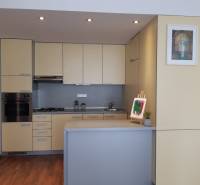 3 izb. byt v úplnom centre pri Šafárikovom námestí - Kuchyňa v 3-izbovom byte s bledými skrinkami a podlahou s dreveným dekorom.