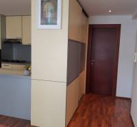 3 izb. byt v úplnom centre pri Šafárikovom námestí - Interiér 3-izbového bytu s podlahou s dreveným dekorom, kuchyňou a vstavanou skriňou.