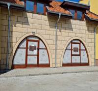 Výnimočný investičný priestor v centre Dunajskej Stredy - Obchodné priestory na Kukučínovej ulici v Dunajskej Strede so stylizovanými vitrínami.