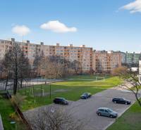 Ponúka na predaj 4 izb. byt na ul. Ševčenkova v Petržalke - Ševčenkova ulica v Bratislave, Petržalka s panelákmi a parkoviskom pre 4-izbový byt.