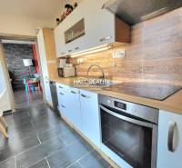 Predaj, trojizbový byt Partizánske, Šípok - EXKLUZÍV... - Kuchyňa v 3-izbovom byte so svetlými skrinkami a podlahou s dreveným dekorom.