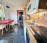 Predaj, trojizbový byt Partizánske, Šípok - EXKLUZÍV... - Kuchyňa v 3-izbovom byte s keramickou dlažbou a podlahou s dreveným dekorom.