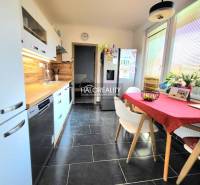 Predaj, trojizbový byt Partizánske, Šípok - EXKLUZÍV... - Kuchyňa v 3-izbovom byte s dlažbou a dreveným dekorom, svetlá a priestranná.