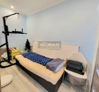 Predaj, trojizbový byt Partizánske, Šípok - EXKLUZÍV... - Miestnosť v 3-izbovom byte s posteľou a cvičebným náradím, podlaha s dreveným dekorom.