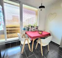 Predaj, trojizbový byt Partizánske, Šípok - EXKLUZÍV... - Jedálenský kút v 3-izbovom byte s kachličkovou podlahou a veľkými oknami.