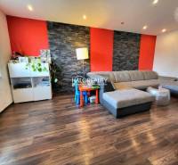 Predaj, trojizbový byt Partizánske, Šípok - EXKLUZÍV... - Obývačka v 3-izbovom byte s pohodlnou sedačkou a podlahou s dreveným dekorom.